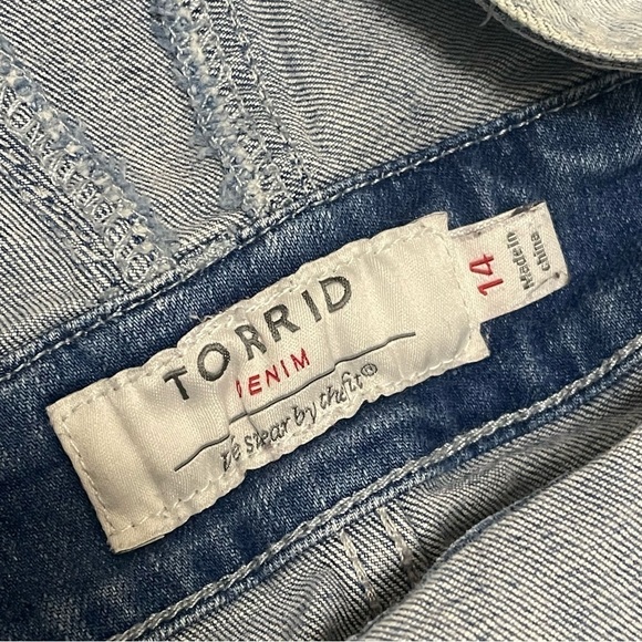 Torrid Shortall Overall Vintage Stretch Light Wash Denim Distressed Sz 14. - Picture 5 of 10